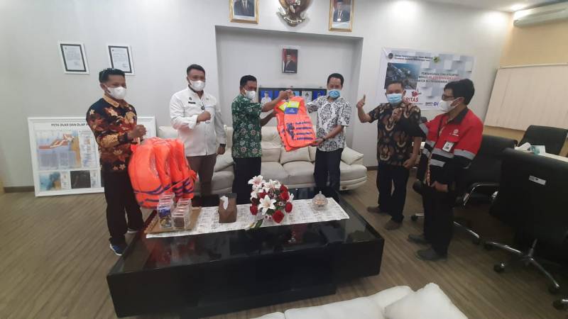Tonasa Peduli Bagikan Life Jacket dan Mimbar Masjid