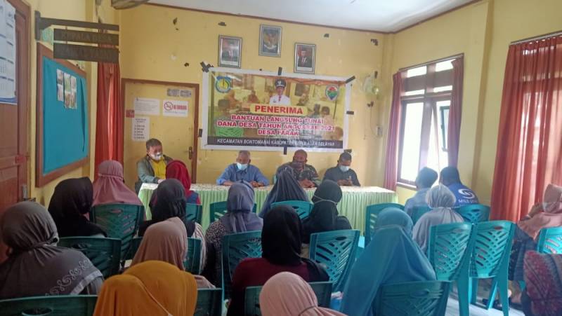 Pemdes Parak Kembali Salurkan BLT- DD kepada Penerima Manfaat