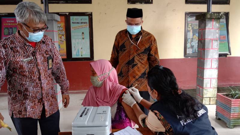 Lansia Ibu Imariang, Dinilai Aman dan Halal, Ikut Program Vaksinasi