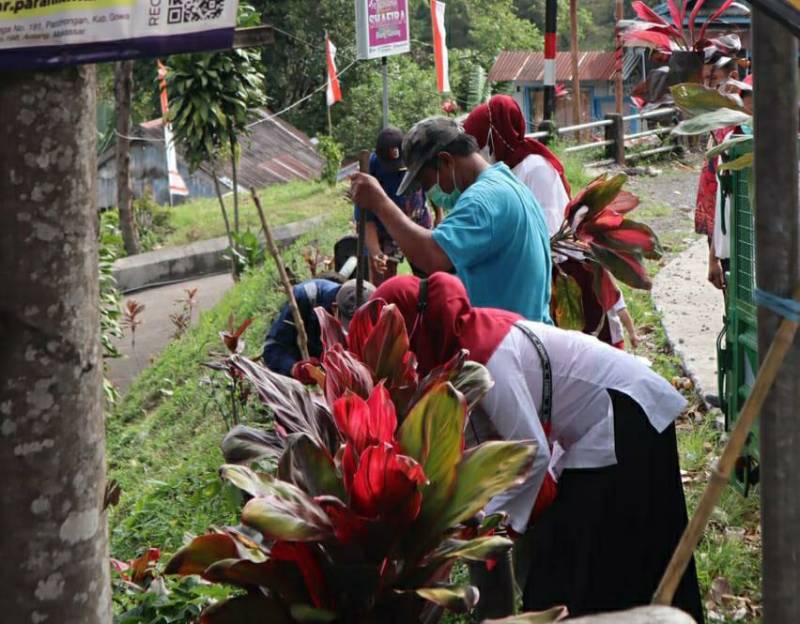 Camat Tinggimoncong Tanam Ribuan Bunga Siri Merah Jelang HUT Ke-76 RI