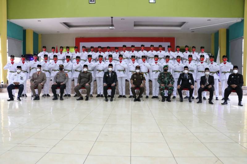 Bupati Budiman Kukuhkan 70 Paskibra Lutim