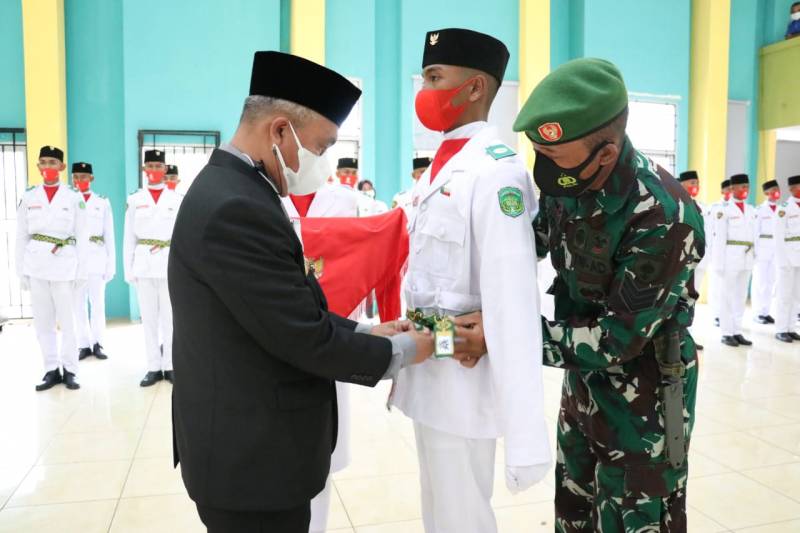 Bupati Budiman Kukuhkan 70 Paskibra Lutim