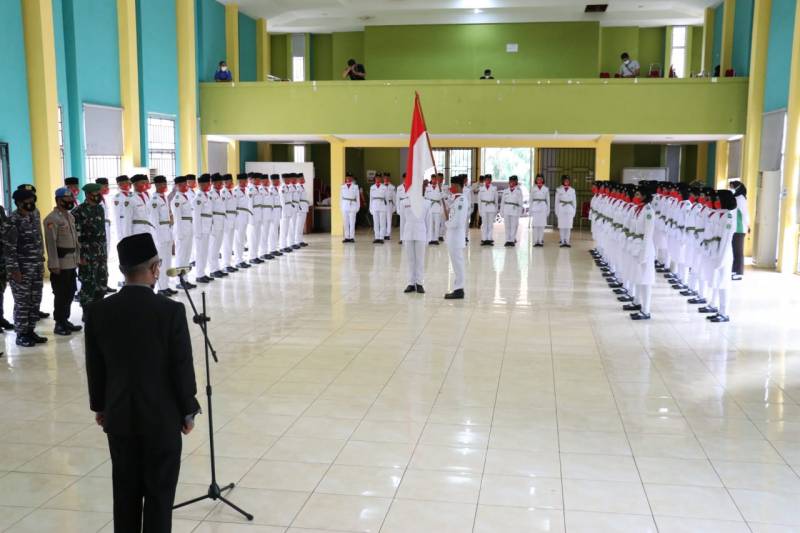 Bupati Budiman Kukuhkan 70 Paskibra Lutim