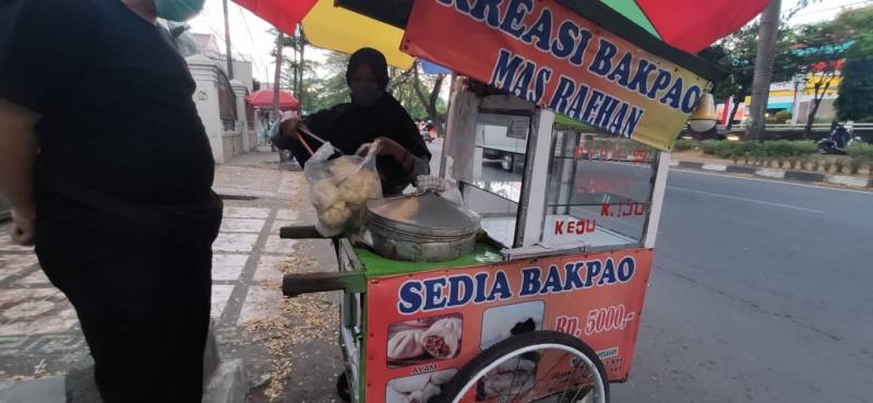 Aksi Bantu UKM, Kata None Borong Dagangan 100 PKL