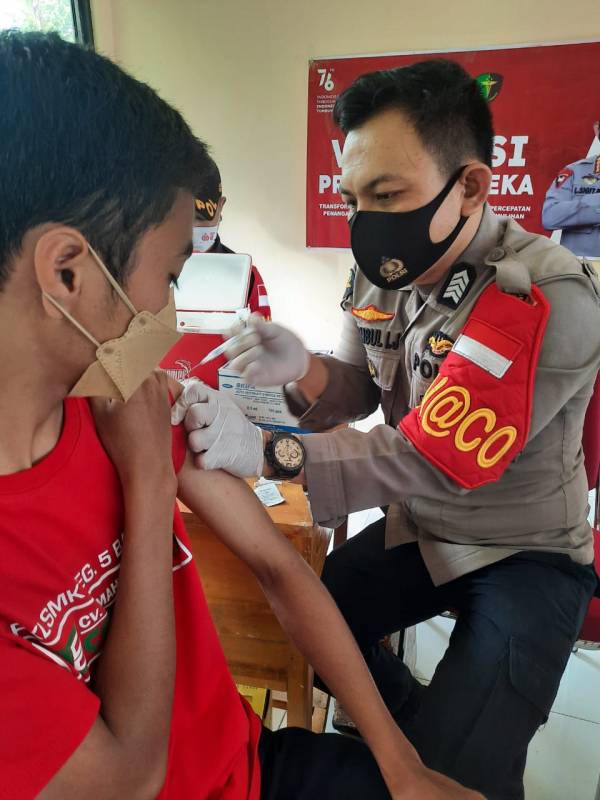 Polres Bantaeng Vaksinasi Guru dan Siswa-Siswi SMKN 5 Bantaeng