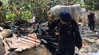 Setelah Bantu Tenda Darurat, Brimob Bone Bersihkan Puing Kebakaran Rumah Warga Cabalu