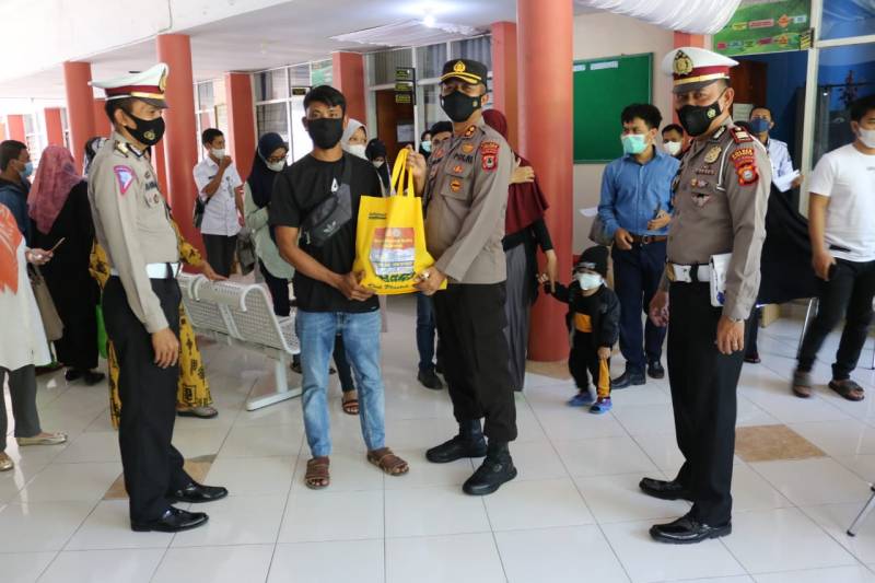 Alumni Akpol 2000 Batalyon Sanika Satyawada Bagi-Bagi Paket