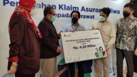 AXA Mandiri dan Bank Mandiri Serahkan Klaim untuk Nakes Covid-19 yang Gugur dalam Tugas