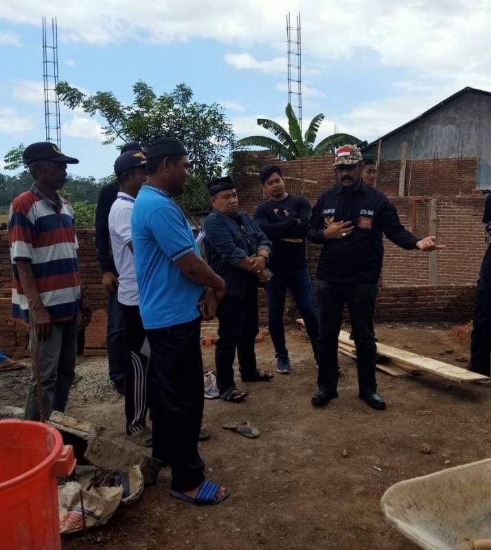 H. Haluddin Sore Serahkan Bantuan Pembangunan Masjid di Desa Moncongkomba