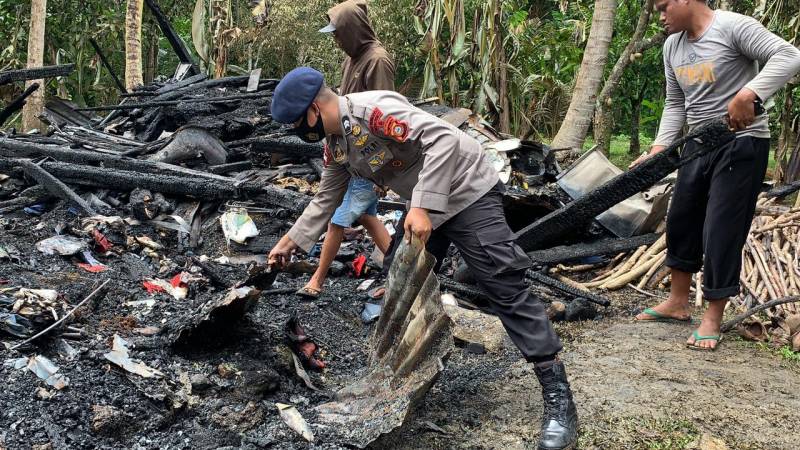 Kebakaran Rumah Warga di Panyula, Ini yang Dilakukan Brimob Bone