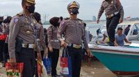 Ditlantas Polda Sulsel Bagikan Sembako ke Nelayan dan Warga Pulau Lae-lae