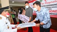 Rangkaian HUT ke-76 RI, Pemkab Sidrap Serahkan Bantuan Sosial