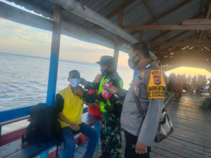 Bhabinkamtibmas dan Babinsa Pulau Kodingareng Kompak Patroli Sambang