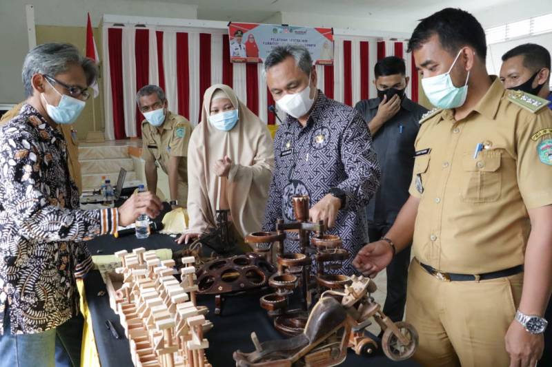 Bupati Apresiasi Pelatihan Sentra IKM Lutim Libatkan Tim Ahli Furnitur dan Handycraft Jogja
