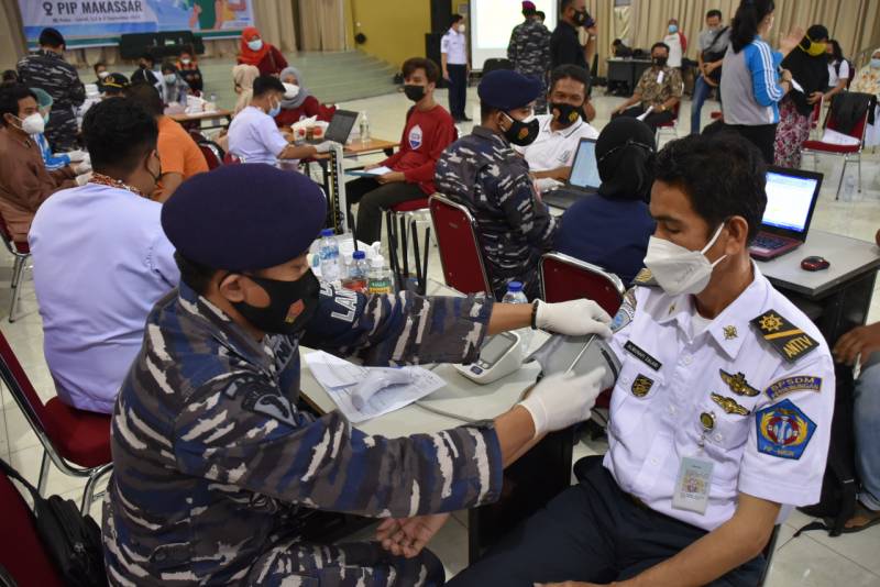 Serbuan Vaksin Masyarakat Maritim, TNI AL Lantamal VI Dukung Gebyar 75.000 Vaksin di Kampus PIP Makassar