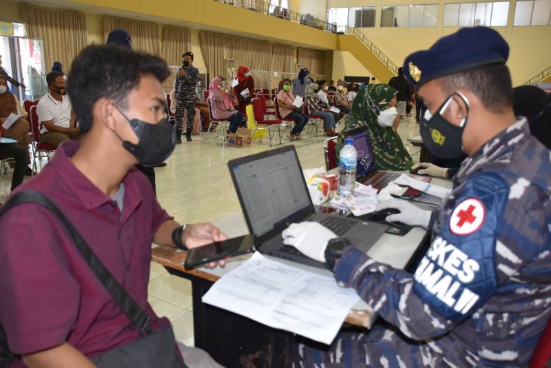 Serbuan Vaksin Masyarakat Maritim, TNI AL Lantamal VI Dukung Gebyar 75.000 Vaksin di Kampus PIP Makassar