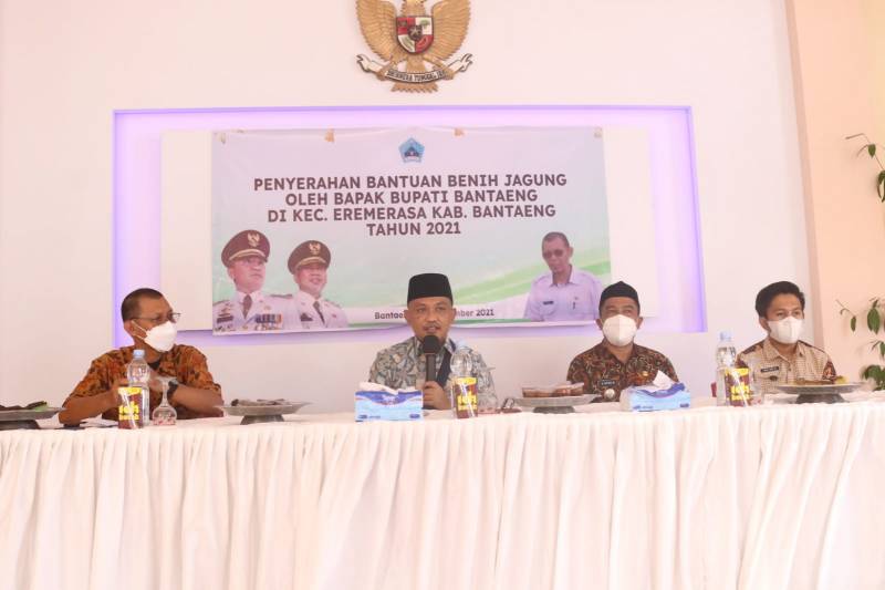 Serahkan Bantuan Benih Jagung, Bupati Bantaeng: Pastikan Bantuan Tersebar Secara Merata