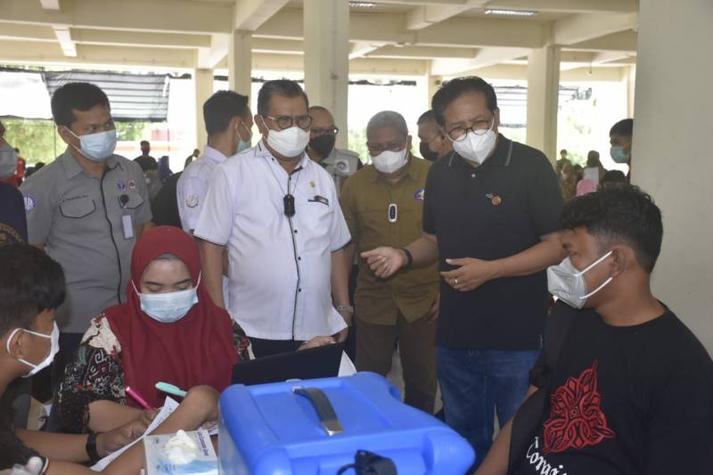 Jubir Presiden Pantau Kegiatan Vaksinasi di UNM