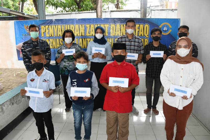 Ringankan Dampak Pandemi Covid-19, Baznas UPZ TNI AL Lantamal VI Makassar Salurkan Zakat dan Infaq