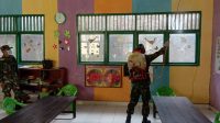 Jelang Pembelajaran Tatap Muka Koramil 1424-07/Pattalassang Lakukan Penyemprotan Disinfektan