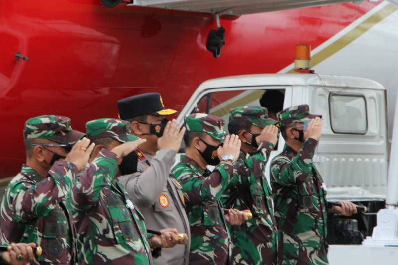 Danlantamal VI Makassar Turut Sambut Kedatangan Presiden RI Kunker di Sulsel Danlantamal VI Makassar Turut Sambut Kedatangan Presiden RI Kunker di Sulsel