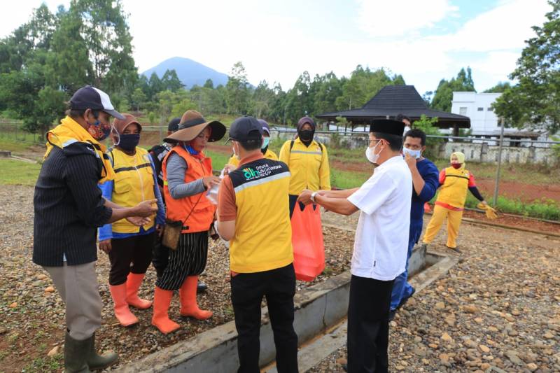 Pakai Baju Adat, Para ASN Setda Bagikan Nasi Kotak Gerakan Jumat Sedekah
