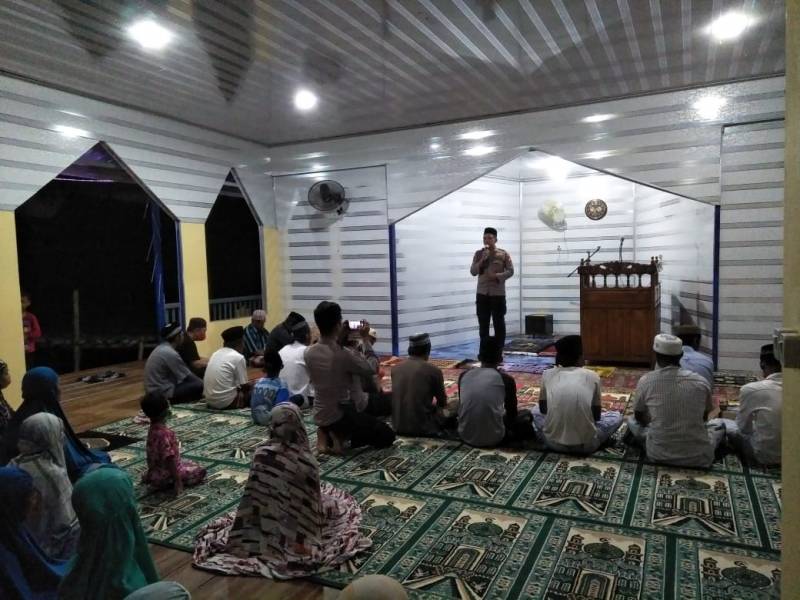 Sambangi Masjid Apung Buttue Pangkep, AKBP Kadarislam Berikan Alqur'an dan Sembako