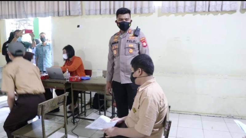 Kebut Vaksinasi, Polres Pelabuhan Vaksin Pelajar SMA 2 Negeri Makassar