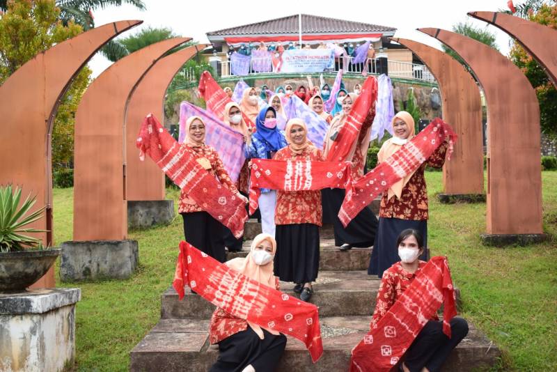 Tingkatkan Kualitas SDM, DWP PKK Lutim Gandeng Rumah Batik Imperata Gelar Pelatihan Membatik