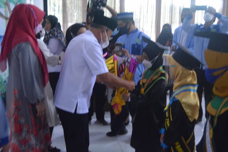 Hadiri Wisuda Santri, Bupati Iksan Sebut Santri Adalah Generasi Muda Masa Depan 