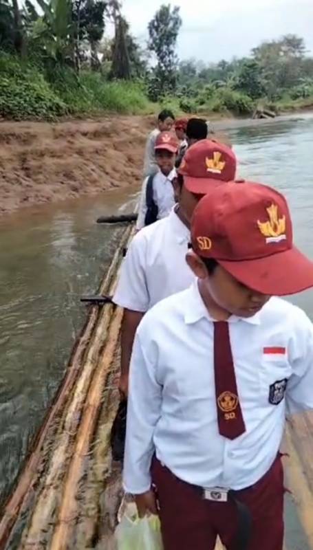 Perjuangan Murid SD ke Sekolah, Seberangi Sungai Sepanjang 70 Meter Gunakan Rakit Meski Airnya Deras