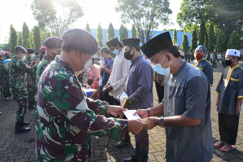 Danlantamal VI Serahkan Tali Asih Kasal  kepada Pengurus Tempat Ibadah