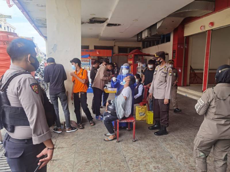Polres Pelabuhan Makassar Kawal Operasi PPKM di Pasar Sentral