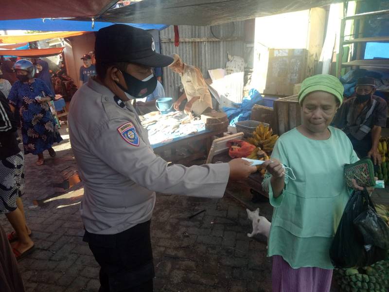 Bhabinkamtibmas Tabaringan Blusukan di Pasar Ajak Warga Patuhi Prokes