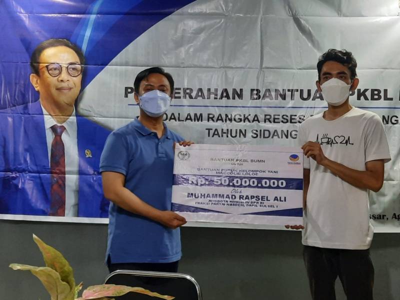 Reses Masa Sidang V, Rapsel Ali Salurkan Bantuan Rp3,6 Miliar di Tiga Daerah