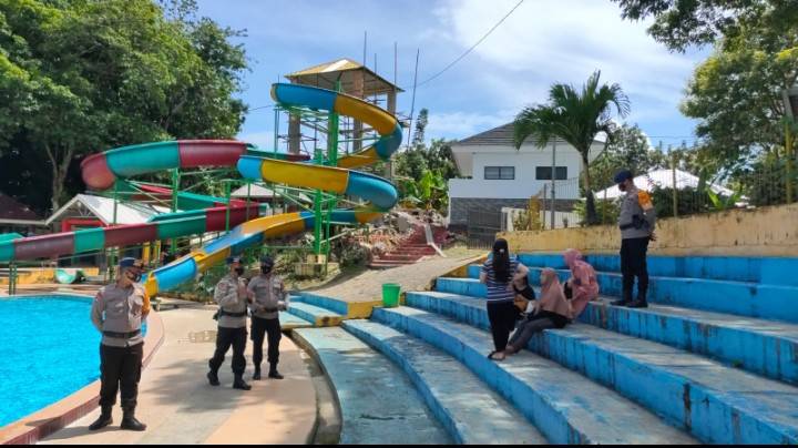 Brimob Bone Beri Rasa Aman ke Wisatawan