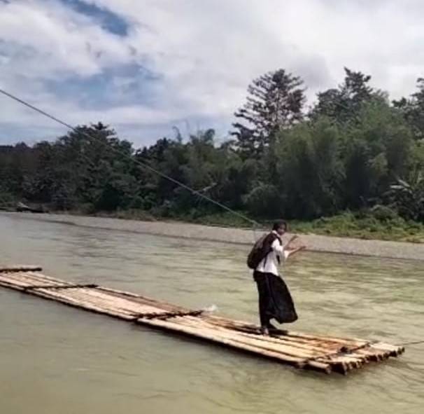 Perjuangan Murid SD ke Sekolah, Seberangi Sungai Sepanjang 70 Meter Gunakan Rakit Meski Airnya Deras