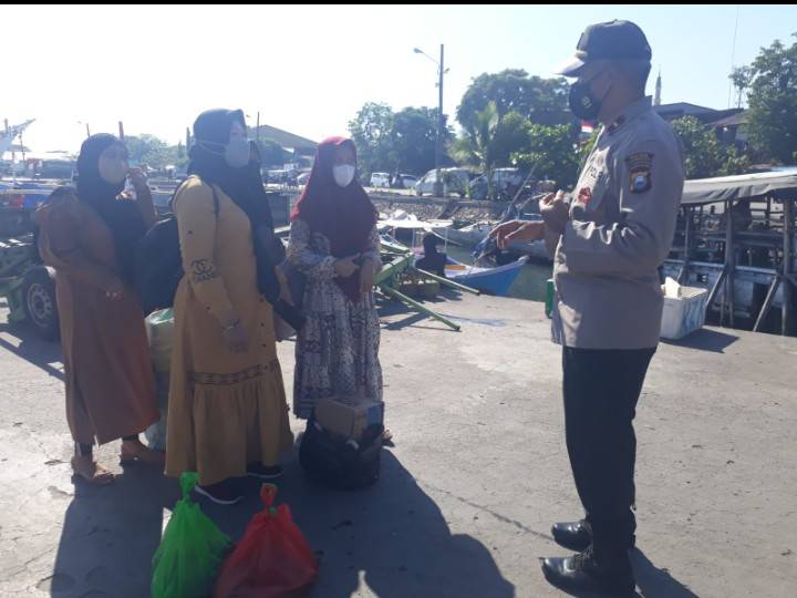 Polsek Paotere Edukasi Penumpang Kapal di Pelabuhan Paotere