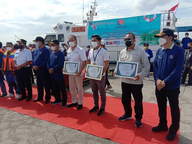 Kalla Lines Raih Penghargaan Safety, Security, Clean Ocean & Services dari Kesyahbandaran Utama Makassar