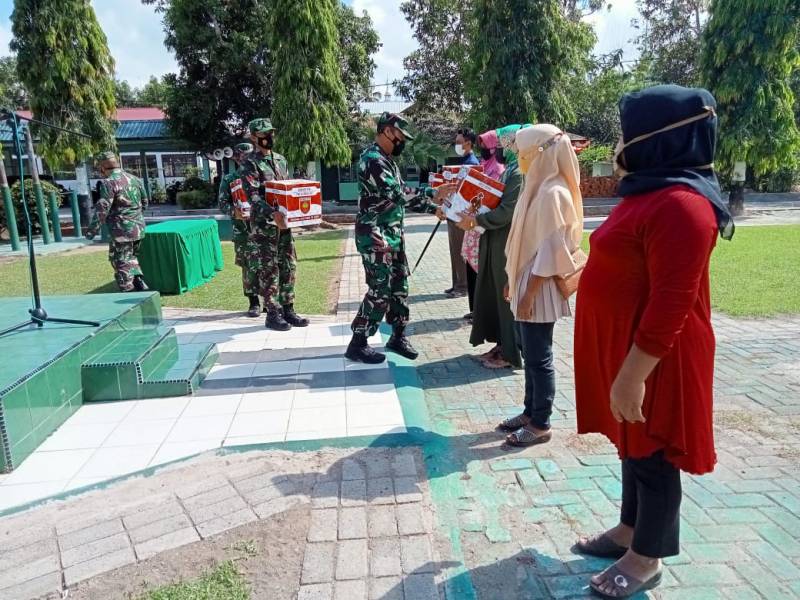 Pembagian Sembako Bhakti Sosial Kodim 1426/Takalar, Perkuat Kemanunggalan TNI-Rakyat