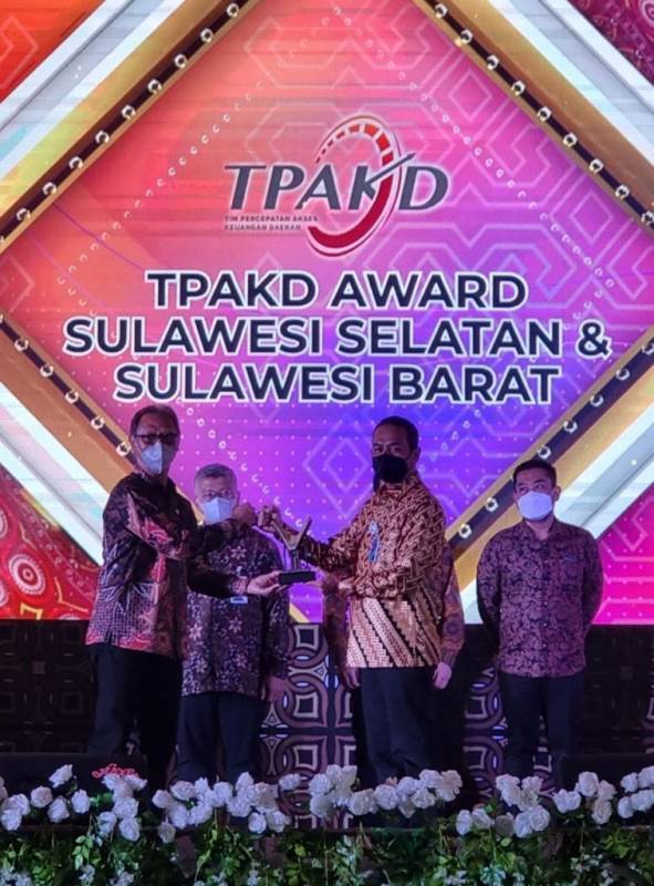 BNI Wilayah 07 Makassar Meraih Penghargaan Bank Terinovatif Dalam Mendorong Peningkatan Literasi dan Inklusi Keuangan 2021 pada TPKAD Award