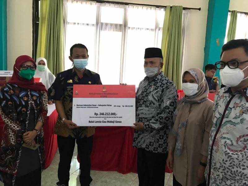 105 Lansia di Sidrap Terima Bantuan Atensi Kemensos