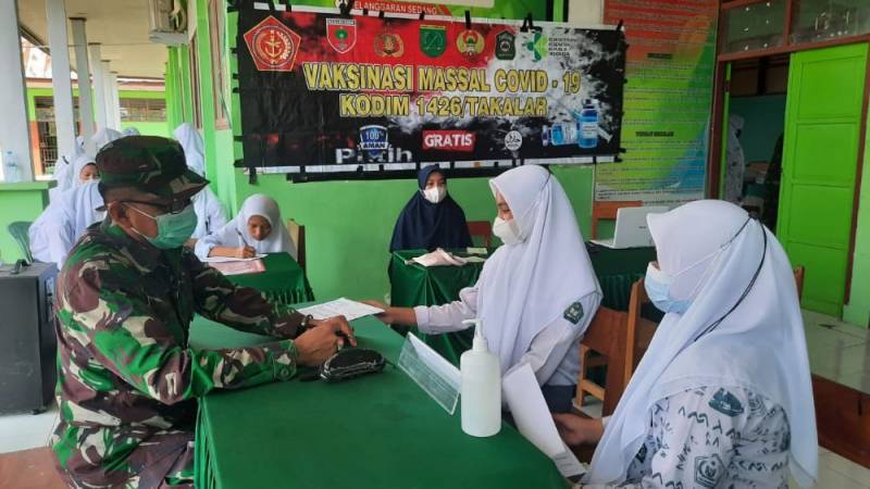 Dandim 1426/Takalar Tinjau Vaksinasi di SMA Negeri 13 Takalar