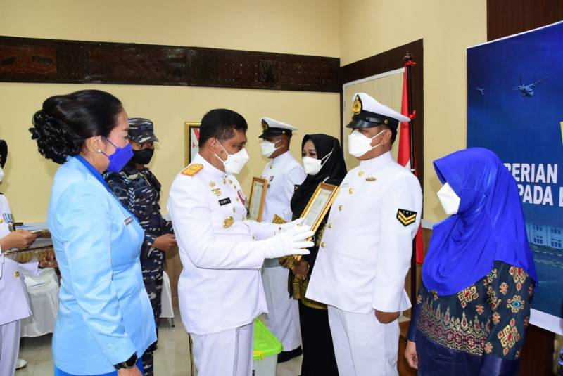 Danlantamal VI Hadiri Acara Diktupa LI dan Diktukpakat TNI AL TA 2021 Serta Wisuda Purna Bakti TA 2021 Via Vicon