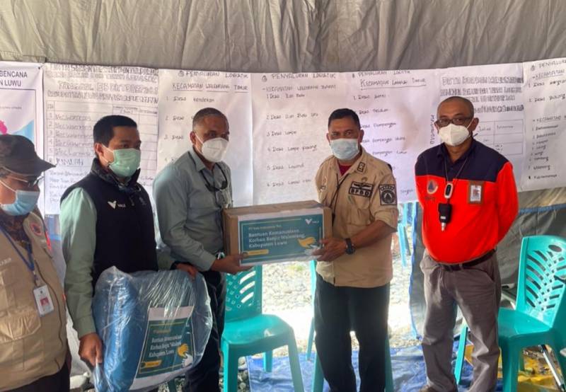 Kepala Pelaksana BPBD Lutim dan PT. Vale Salurkan Bantuan untuk Korban Bencana Alam Walmas