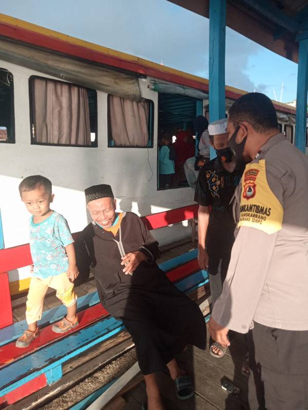Bhabinkamtibmas Pulau Barrang Lompo Edukasi Warga Prokes Secara Humanis
