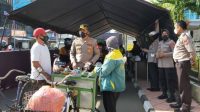 Pesepeda dan Penjual Jamu Keliling Vaksin di Gerai Drive Thru Polres Pelabuhan Makassar