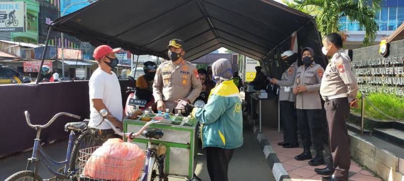 Pesepeda dan Penjual Jamu Keliling Vaksin di Gerai Drive Thru Polres Pelabuhan Makassar