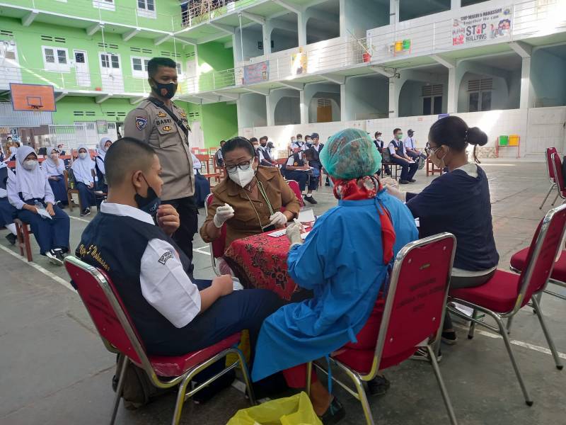 Bhabinkamtibmas Pattunuang Awasi PTM di SMP Negeri 5 Makassar