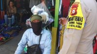 Awasi Prokes, Bhabinkamtibmas Tamalabba Patroli di Pasar